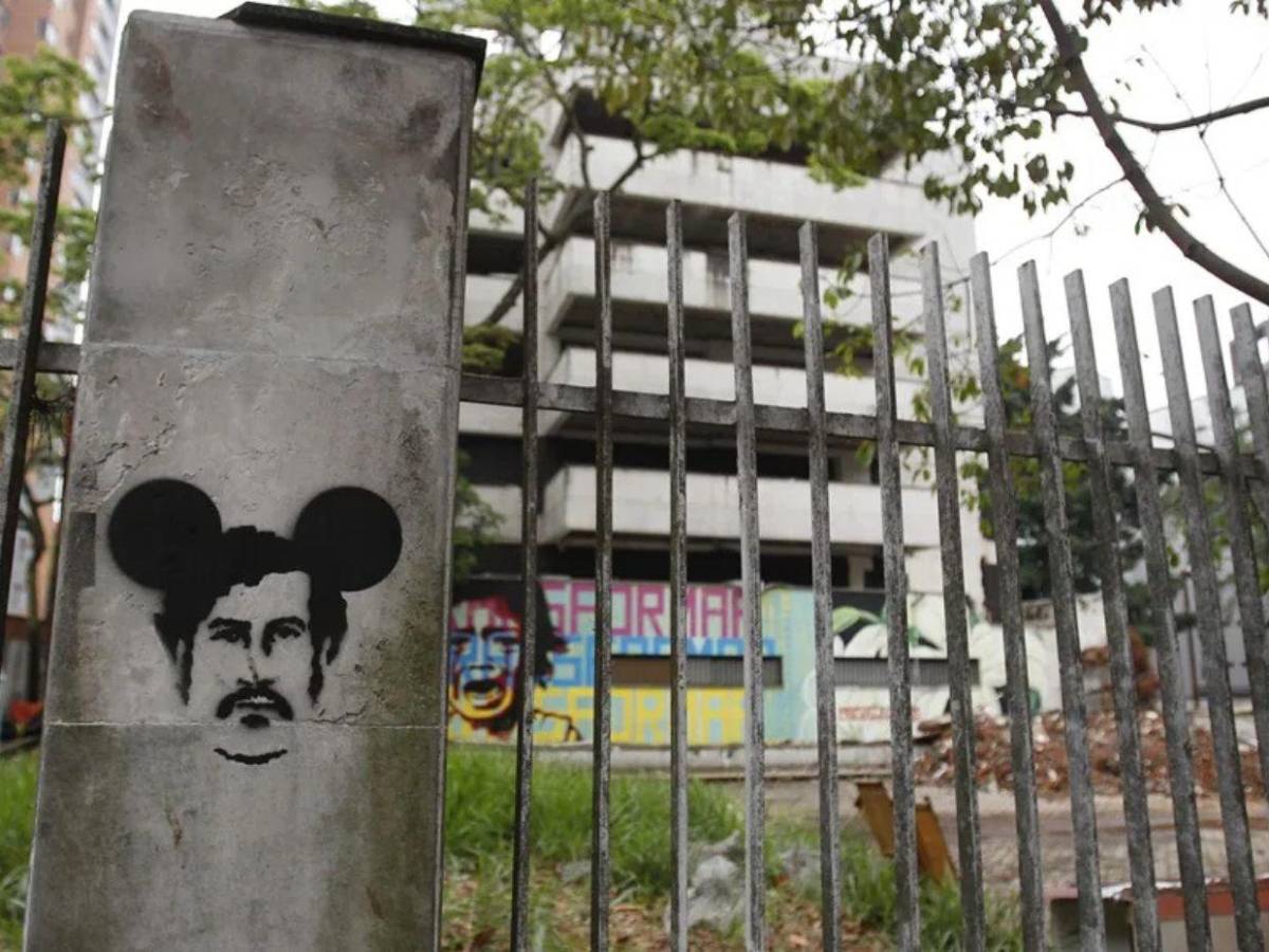 Derriban la casa de Pablo Escobar usada para rituales satánicos y drogas en Medellín
