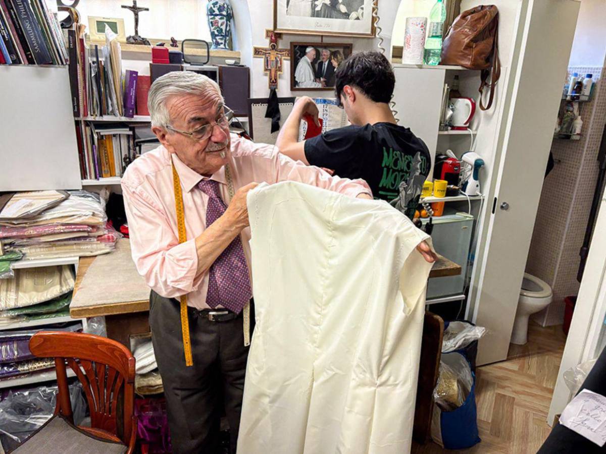 Mancinelli, sastre que viste a los papas, prepara el traje del próximo pontífice