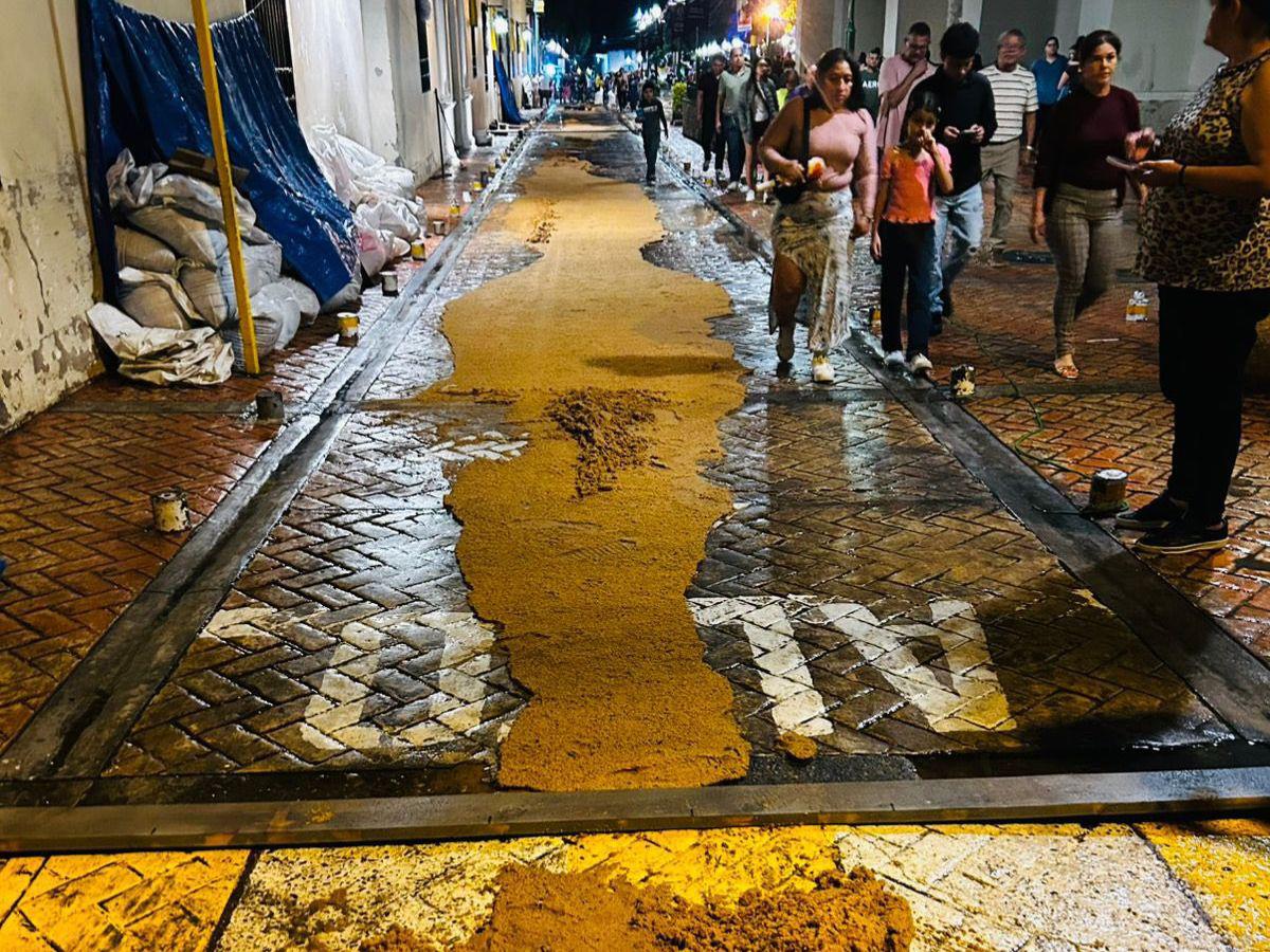 A contrarreloj, Comayagua reconstruye sus alfombras luego de las intensas lluvias