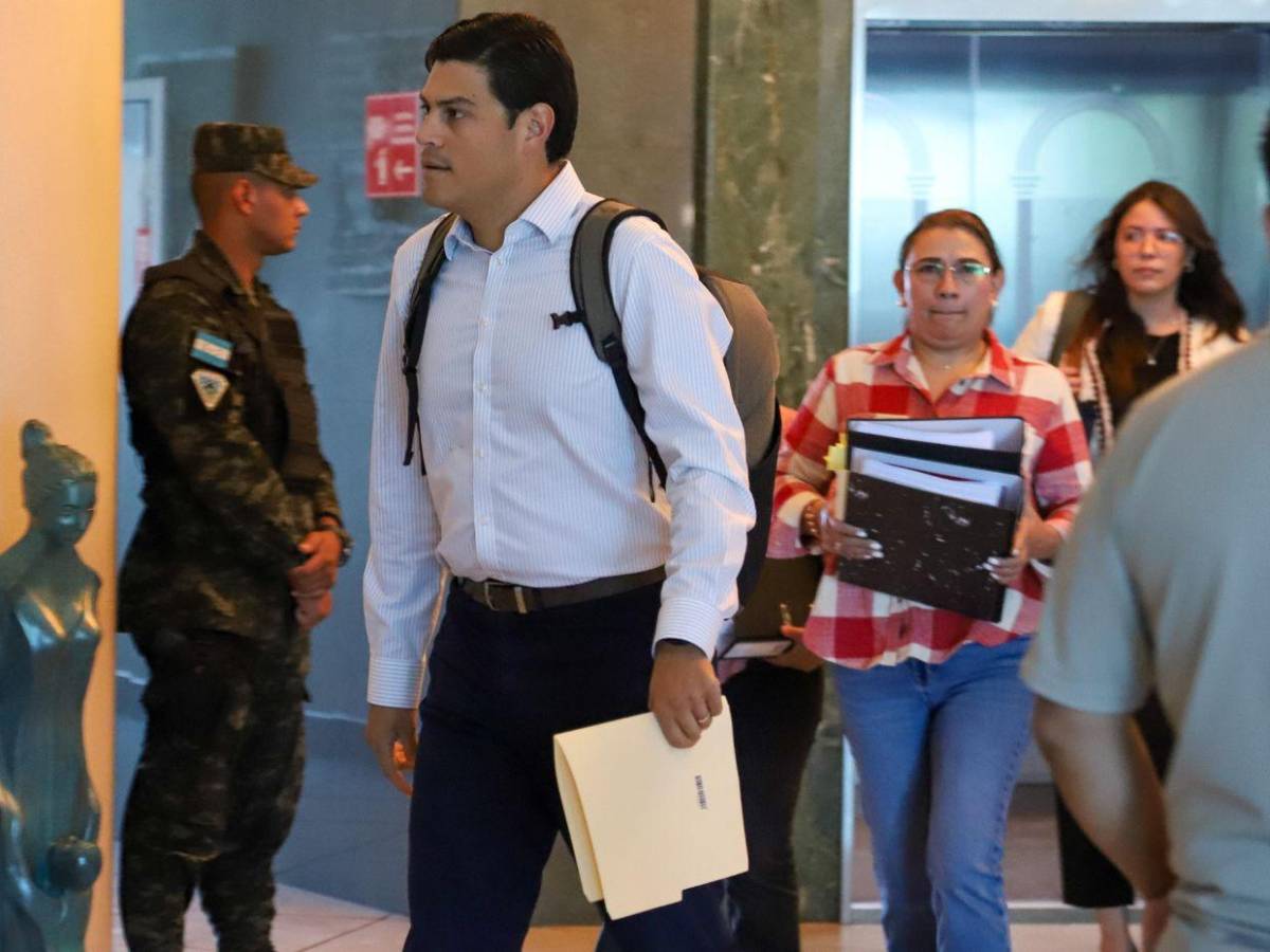Cossette López y Paola Hall agradecen apoyo de simpatizantes; Ochoa sale solo tras declarar ante el MP Cossette López y Paola Hall agradecen apoyo de simpatizantes; Ochoa sale solo tras declarar ante el MP