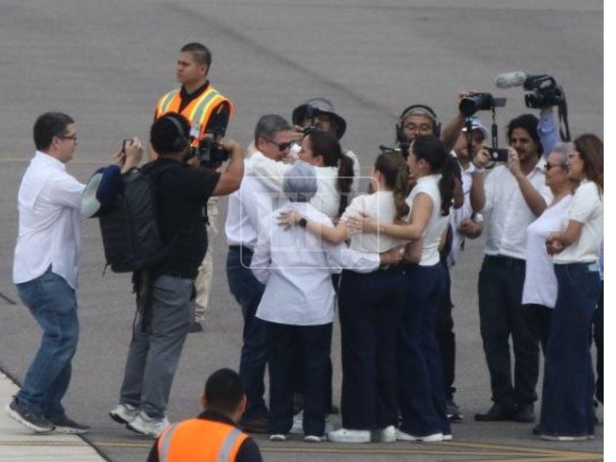 El esperado beso que Ana García le dio a Juan Orlando Hernández tras su regreso a Honduras