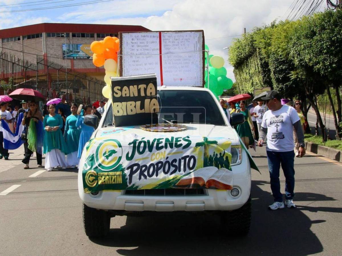 Carrozas, cantos y fe: así se desarrolla el Día Nacional de la Biblia en Tegucigalpa