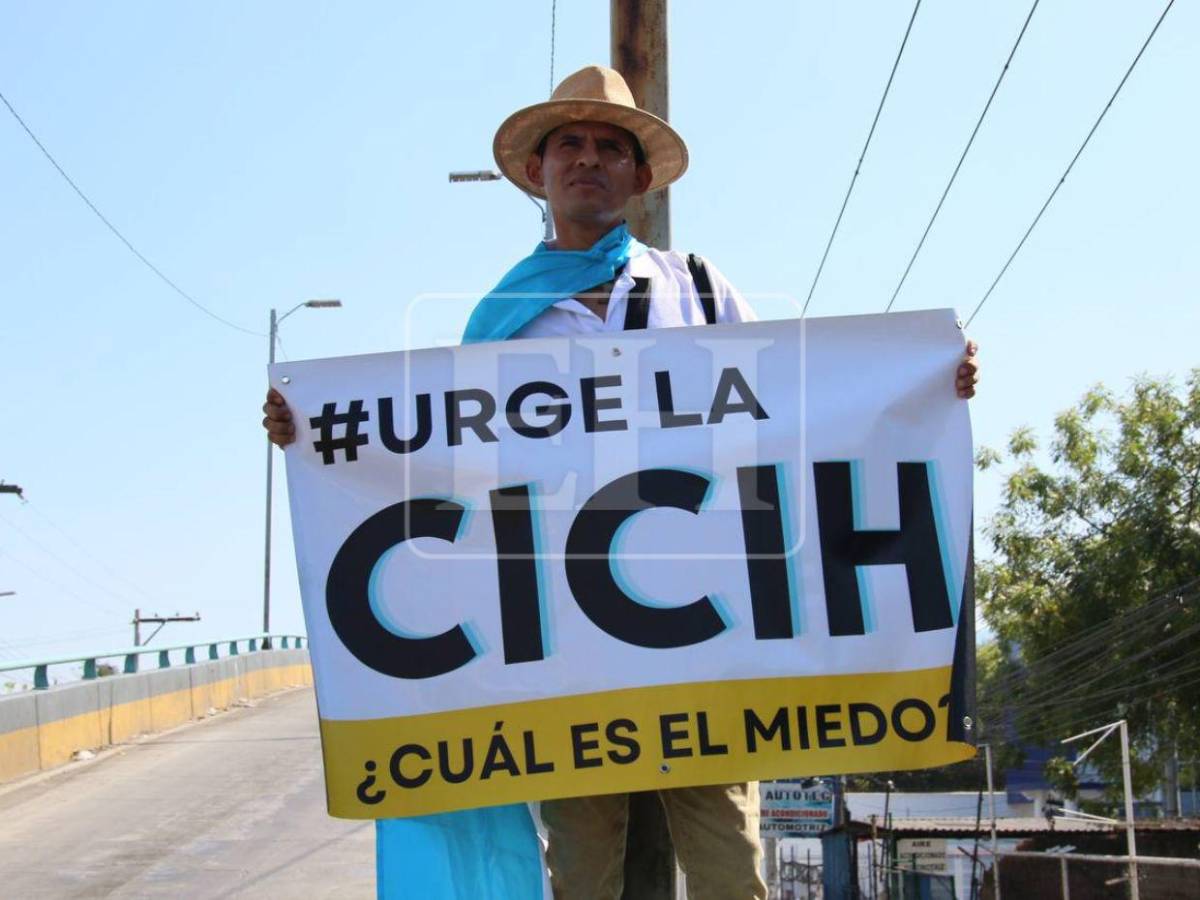 Pólvora, disfraces y pancartas marcan la marcha del 1 de mayo en la capital