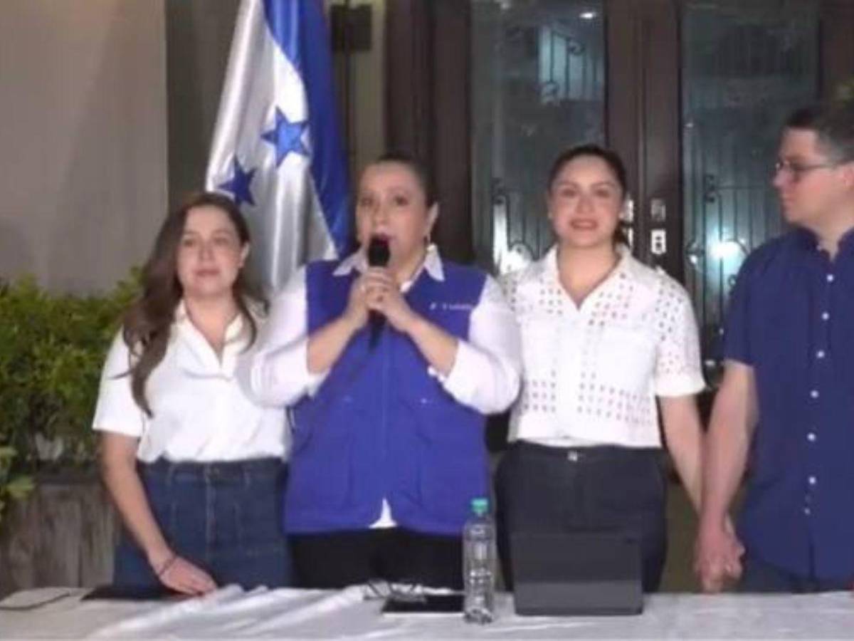 De rodillas y con una oración: así reaccionó Ana García tras anuncio de indulto a Juan Orlando Hernández