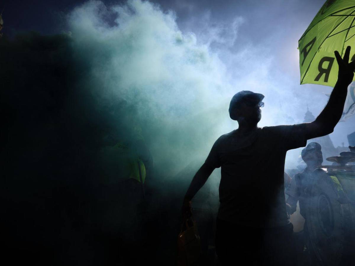 Miles de argentinos marchan contra las políticas de Milei en el Día del Trabajador