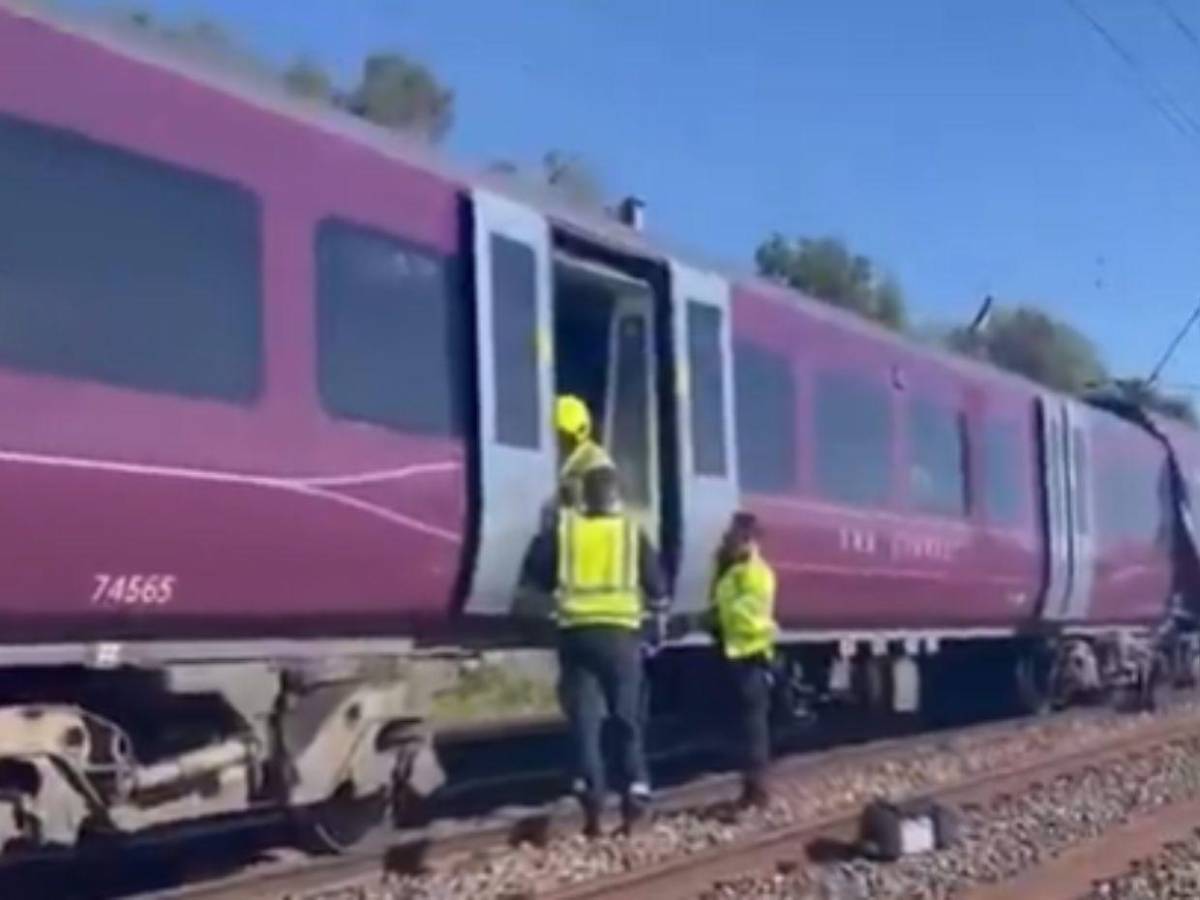 EN FOTOS: un muerto y decenas de heridos deja colisión de trenes en Bedford, Inglaterra