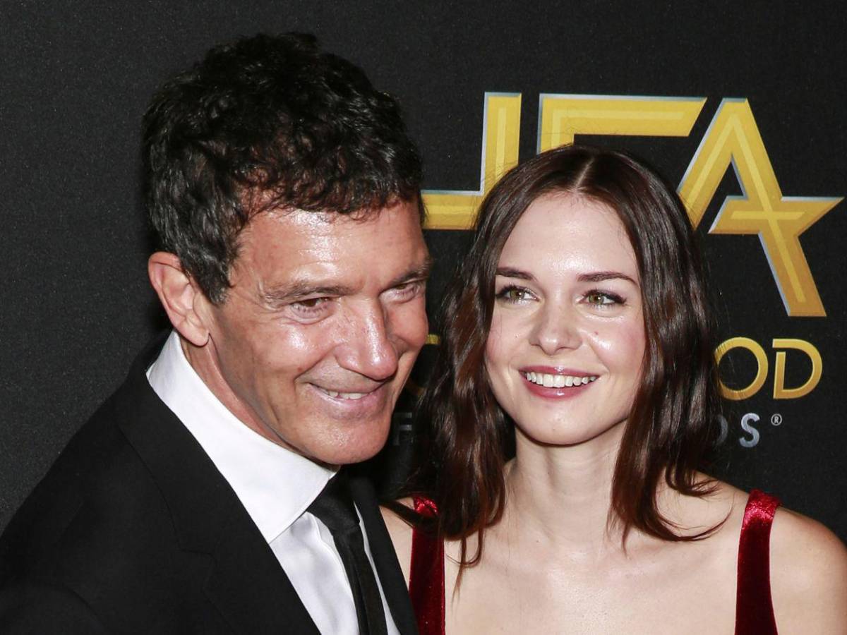 Antonio Banderas procesiona en Málaga y defiende la Semana Santa solidaria