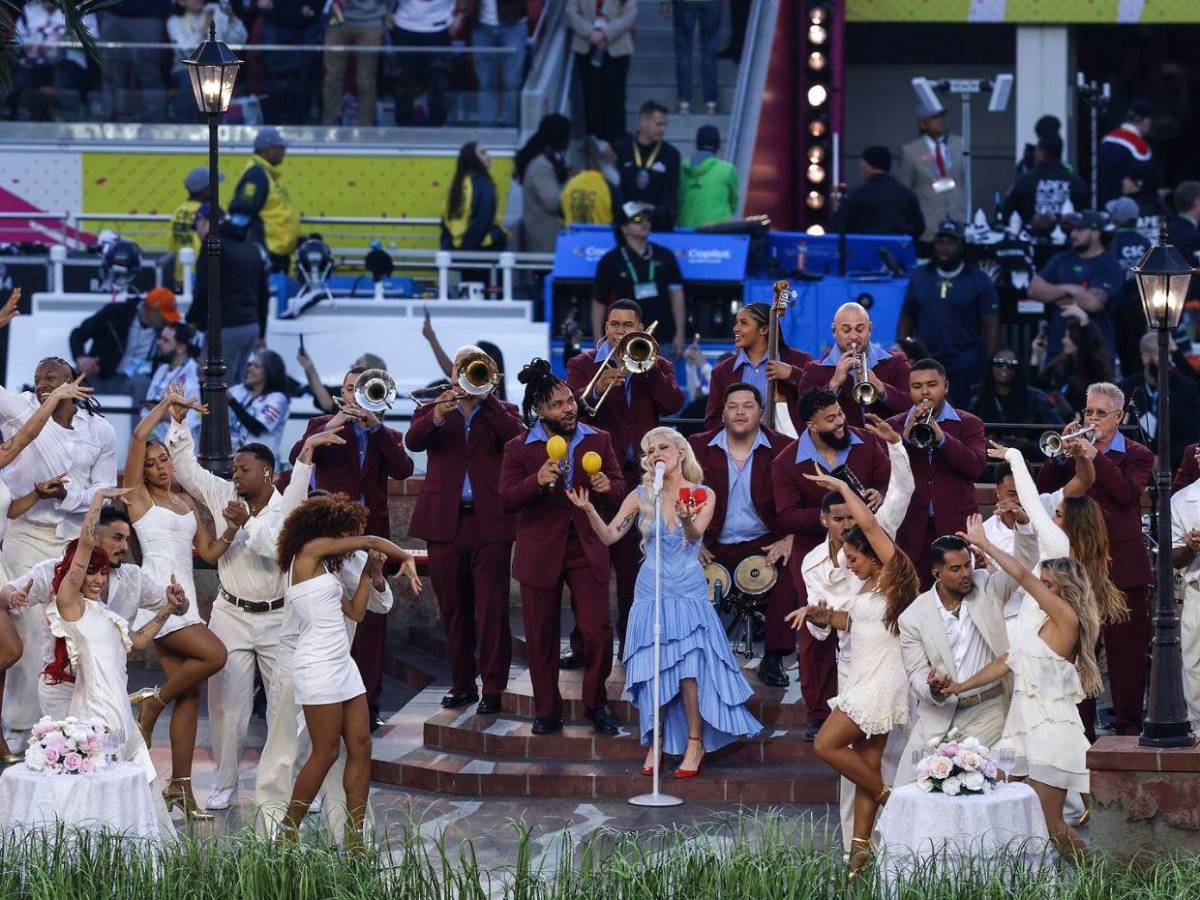 Un vestido dominicano y una Flor de Maga: detalles del look de Lady Gaga en show de medio tiempo