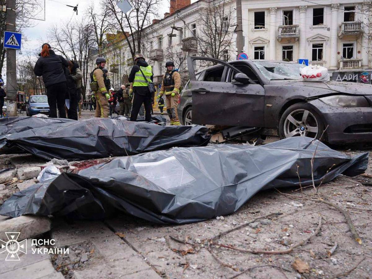 Impactantes y crudas imágenes del ataque ruso a Sumy que deja más de 30 muertes Impactantes y crudas imágenes del ataque ruso a Sumy que deja más de 30 muertes