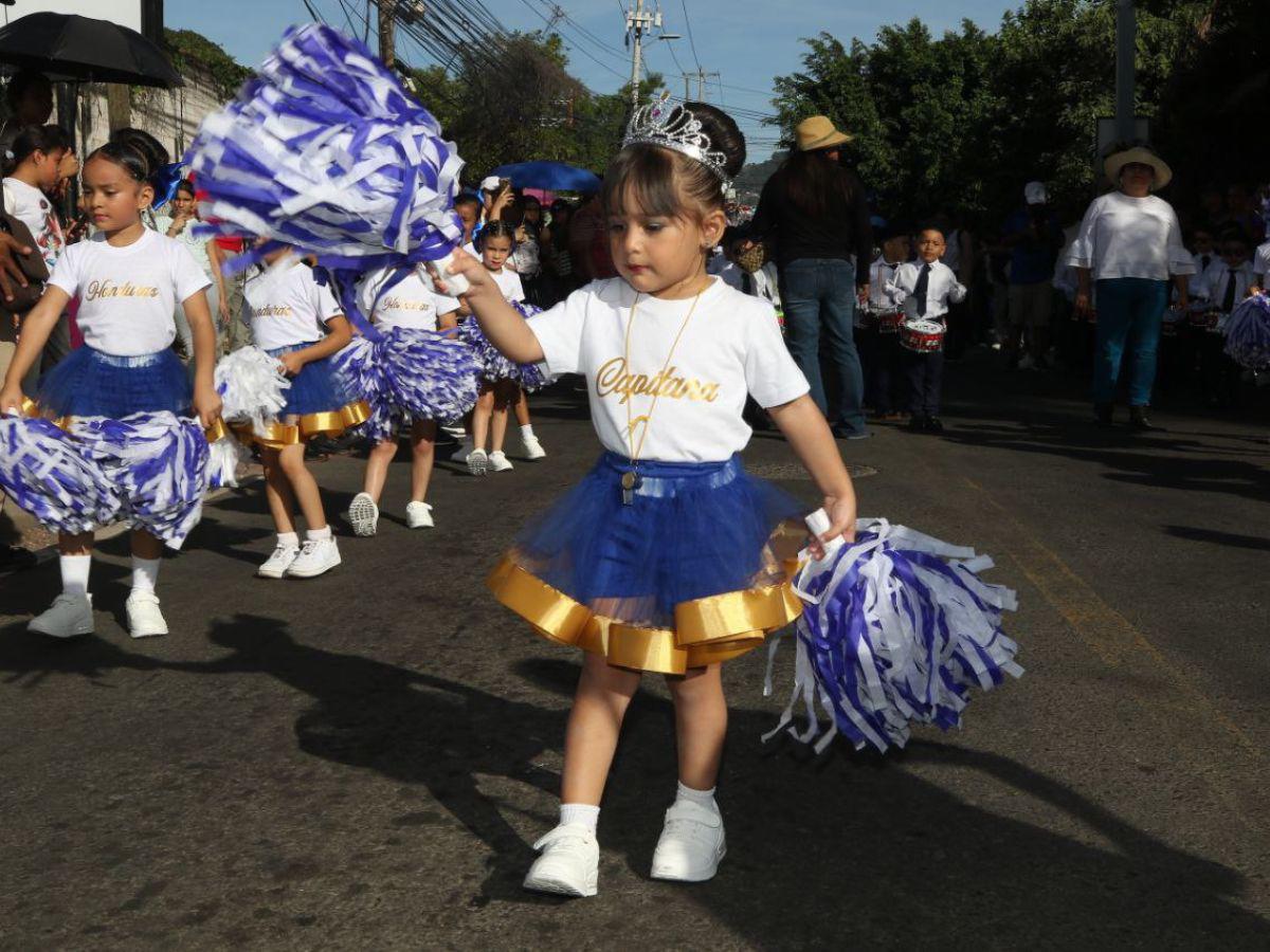 Palillonas y pomponeras de prebásica deslumbran en los desfiles patrios en Tegucigalpa