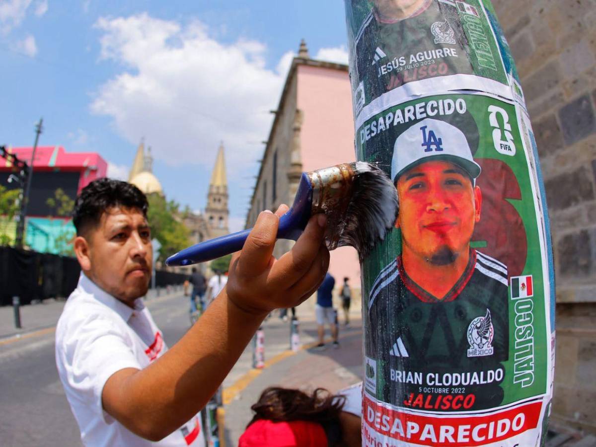 Crean álbum del Mundial 2026 con rostros de desaparecidos para exigir justicia en México