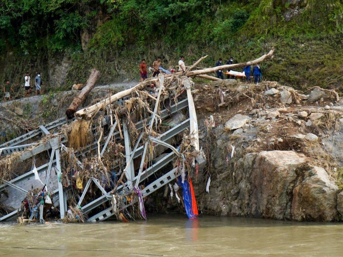 Cuerpos entre los escombros y el barro hasta el cuarto piso: así quedó Nepal tras la riada