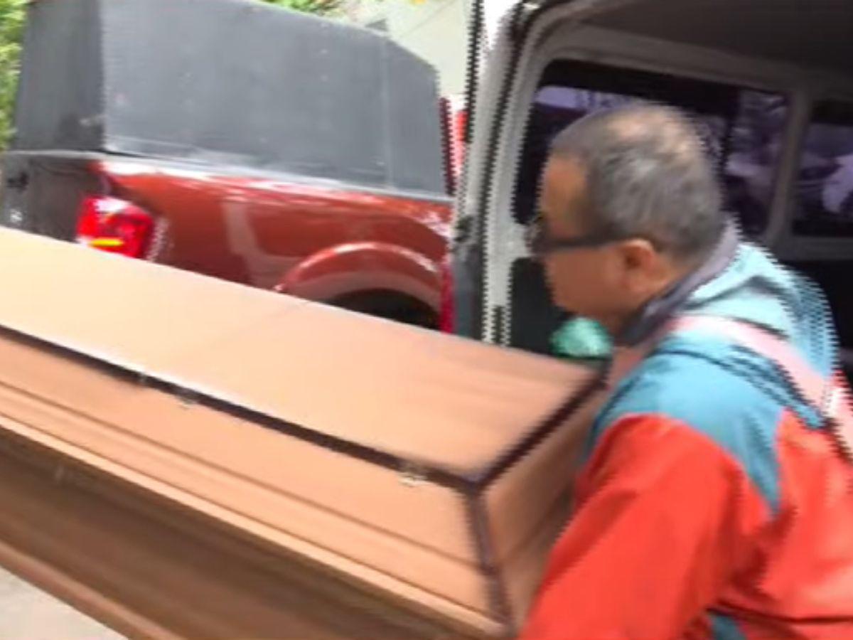 Momento en que retiran de la morgue el cuerpo de Wualys Fuentes tras practicarle la autopsia
