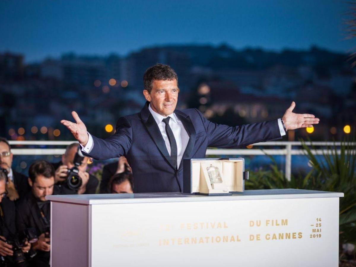 Antonio Banderas procesiona en Málaga y defiende la Semana Santa solidaria