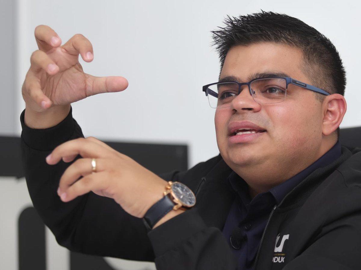 Kervin Arriaga desata polémica tras sacarle una horchata a Rely Maradiaga: ¿Qué lo provocó?