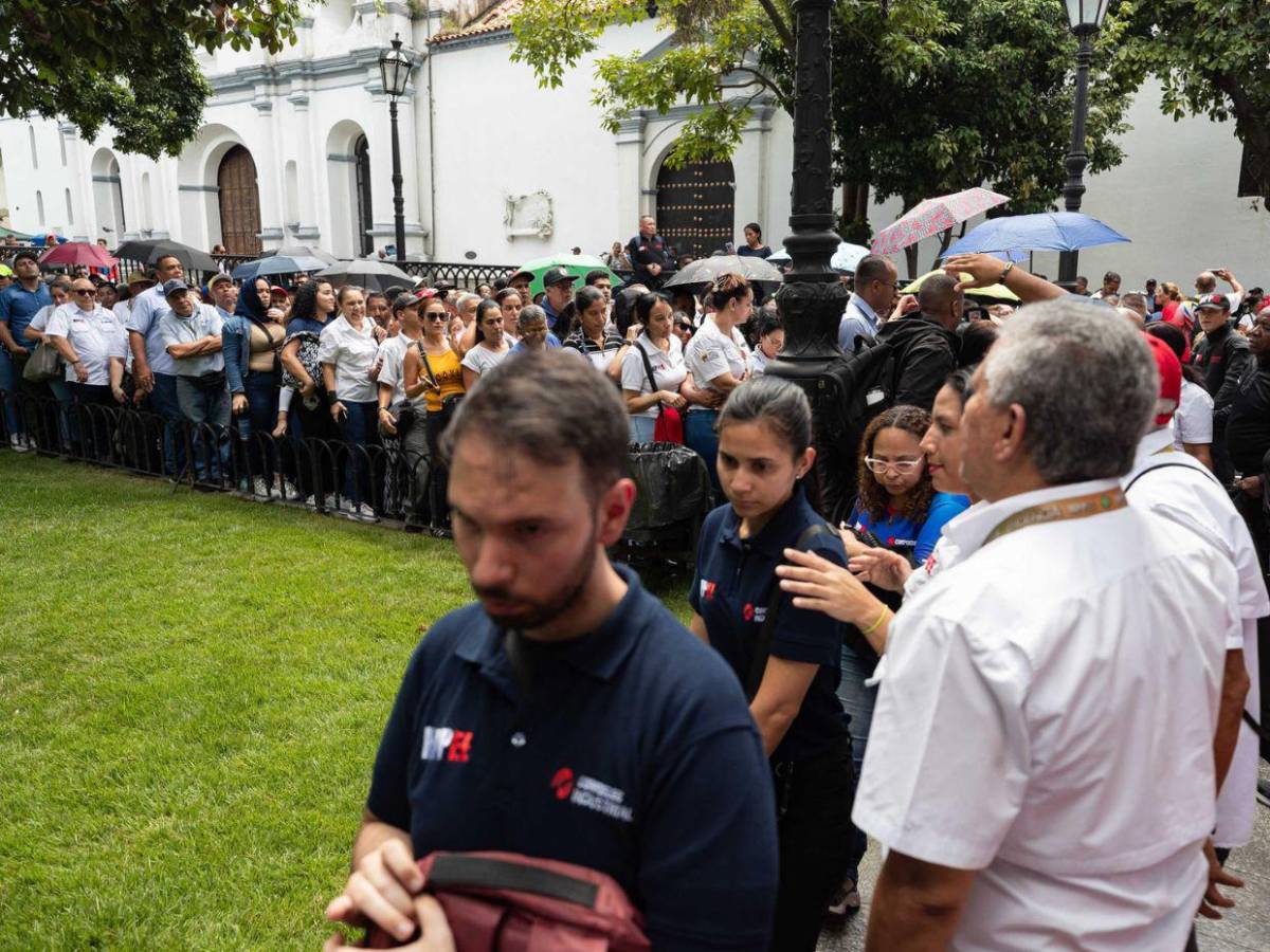 Chavistas acuden en Caracas a alistarse en la Milicia e instan a la población a sumarse