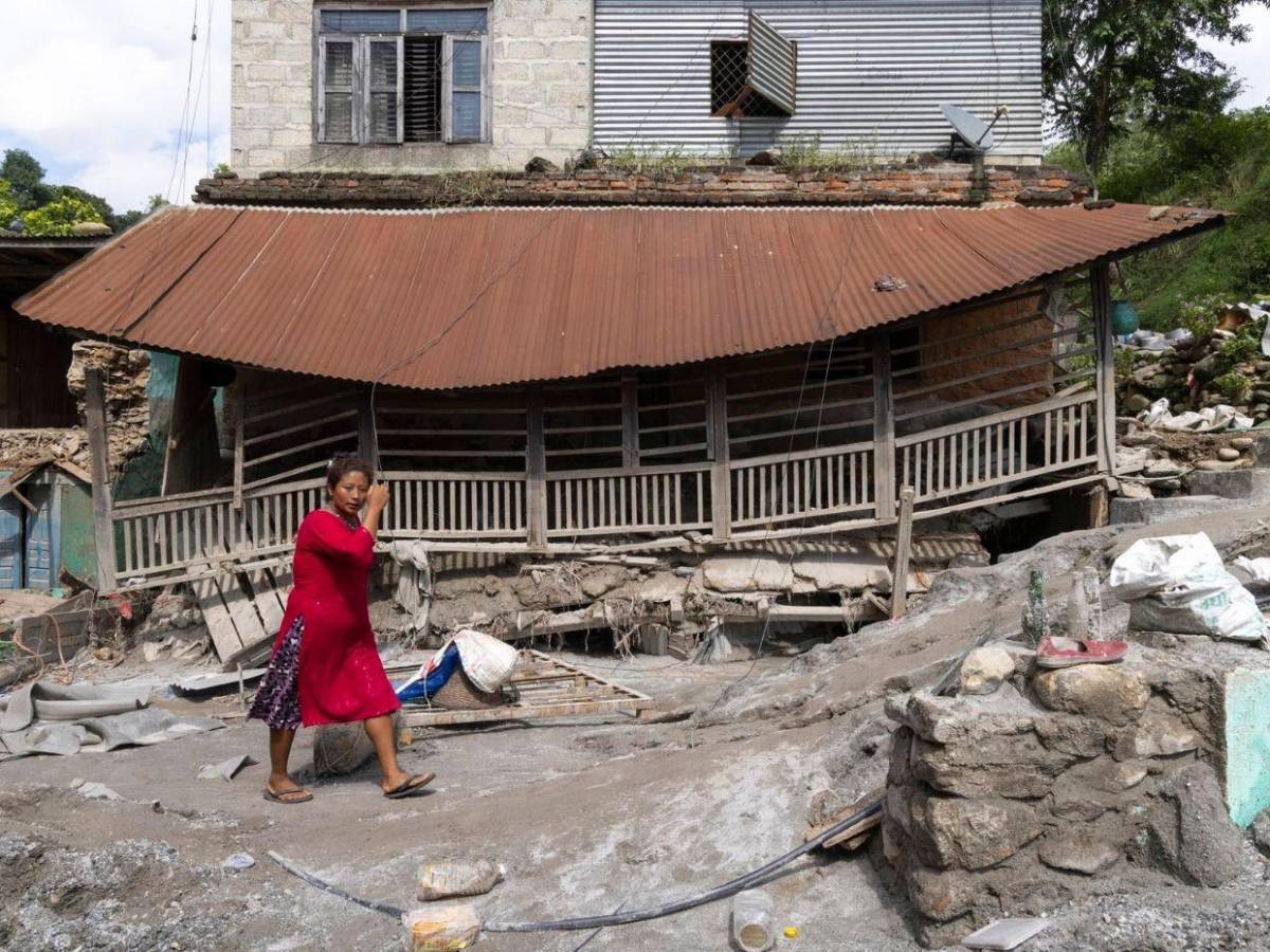 Destrucción en Nepal: riada suma más de 800 muertos y llegan rescatistas internacionales