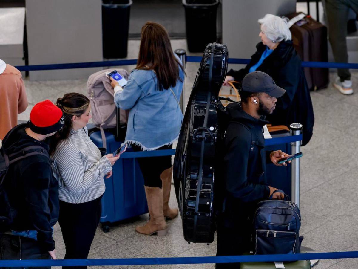 Trump amenaza con reducir el sueldo a los controladores aéreos ausentes por cierre federal
