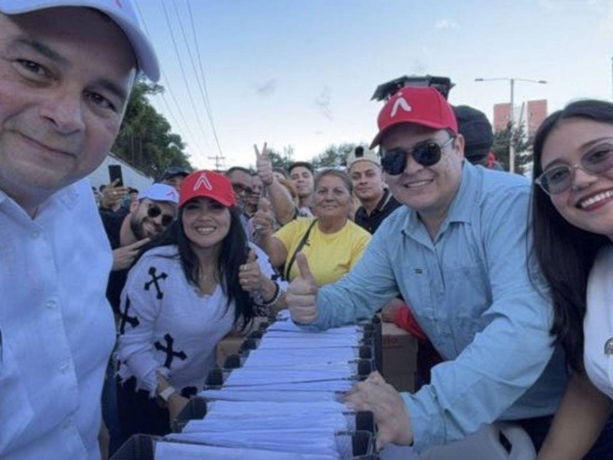 Jorge Aldana monta un campamento en defensa del voto frente al Infop