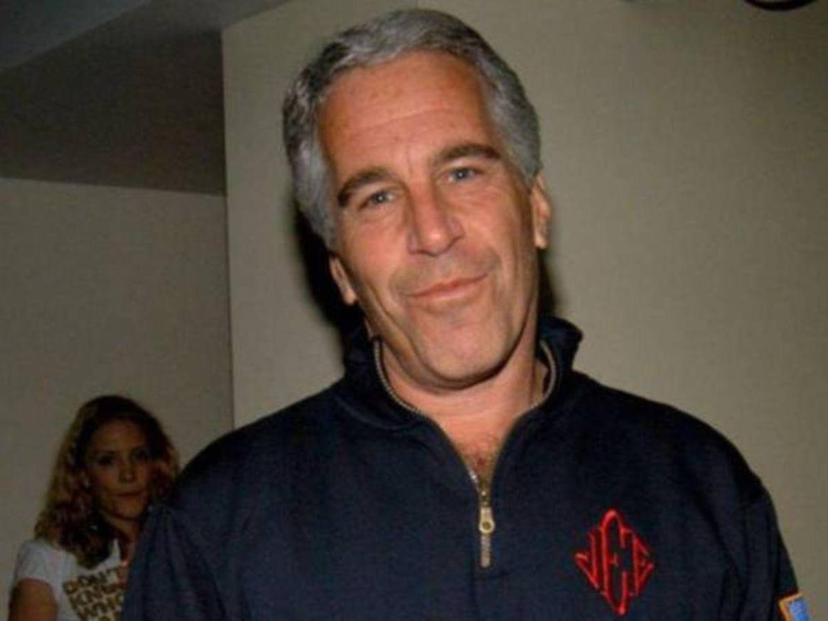 Vandalizan mansión de Jeffrey Epstein con mensajes de apoyo a Luigi Mangione Vandalizan mansión de Jeffrey Epstein con mensajes de apoyo a Luigi Mangione