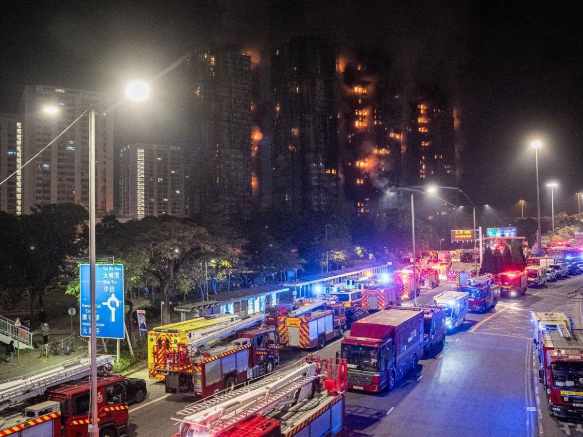 Sube a 36 la cifra de muertos por voraz incendio en edificios de Hong Kong