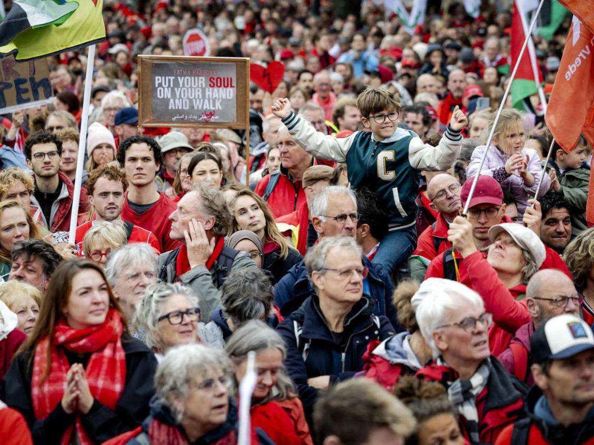 250 mil personas llenan las calles de rojo en Ámsterdam para exigir medidas contra Israel