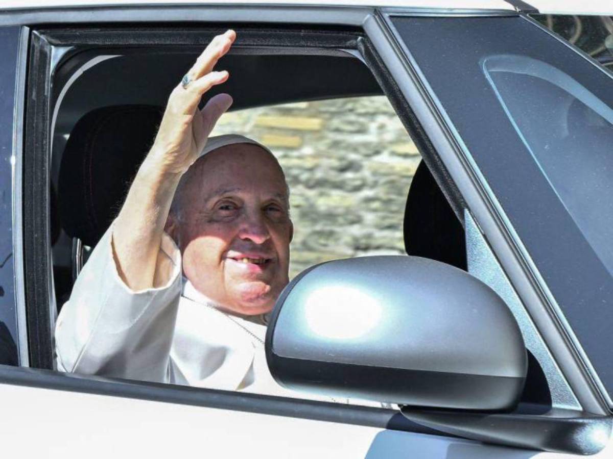 Un pulmón, ciática y neumonía: los problemas de salud del papa Francisco