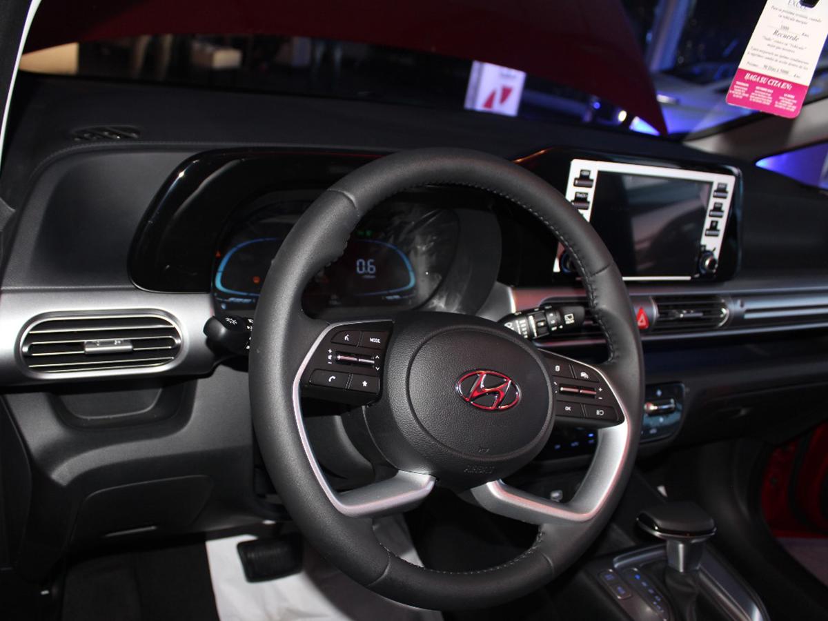 <i>Espacio interior del Stargazer mostrando la pantalla táctil de 8 pulgadas, tapicería de cuero artificial y asientos abatibles.</i>