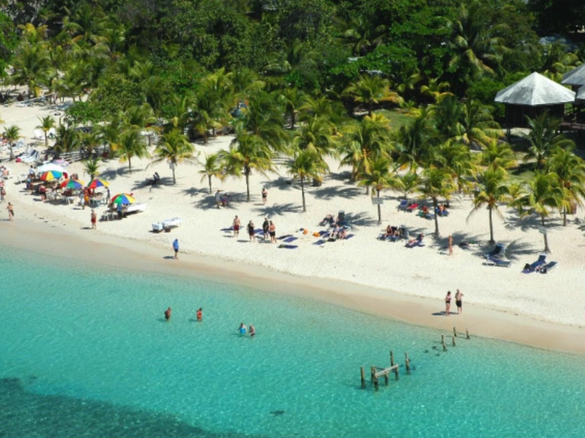 Roatán es conocida por sus hermosas playas, arrecifes de coral y aguas cristalinas, lo que la convierte en un destino turístico popular para buceo y snorkel. La isla atrae a visitantes por su rica vida marina y sus paisajes tropicales.