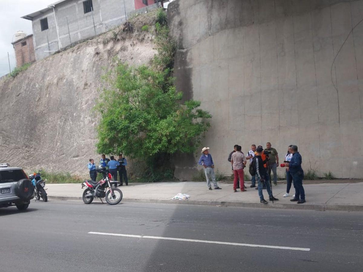 Mujer se salva tras presuntamente lanzarse de puente en el anillo periférico