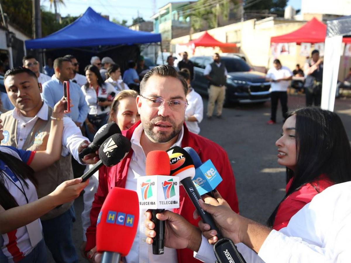 “Llorón traidor” le gritan a Jorge Cálix simpatizantes de Libre en su centro de votación