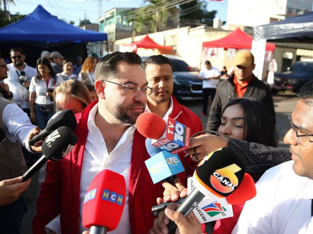“Llorón traidor” le gritan a Jorge Cálix simpatizantes de Libre en su centro de votación