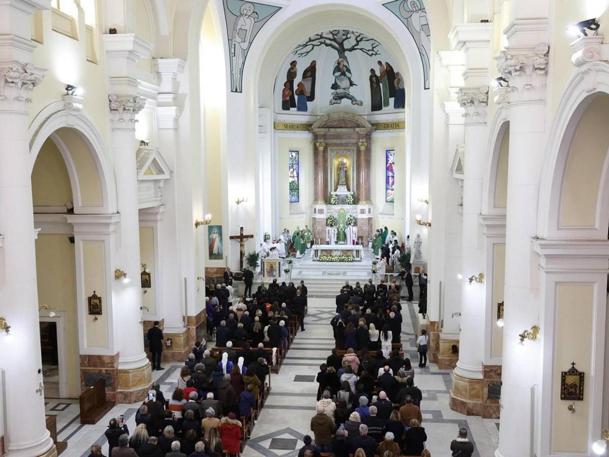 Dos monaguillas al lado del papa León XIV son noticia y reavivan debate