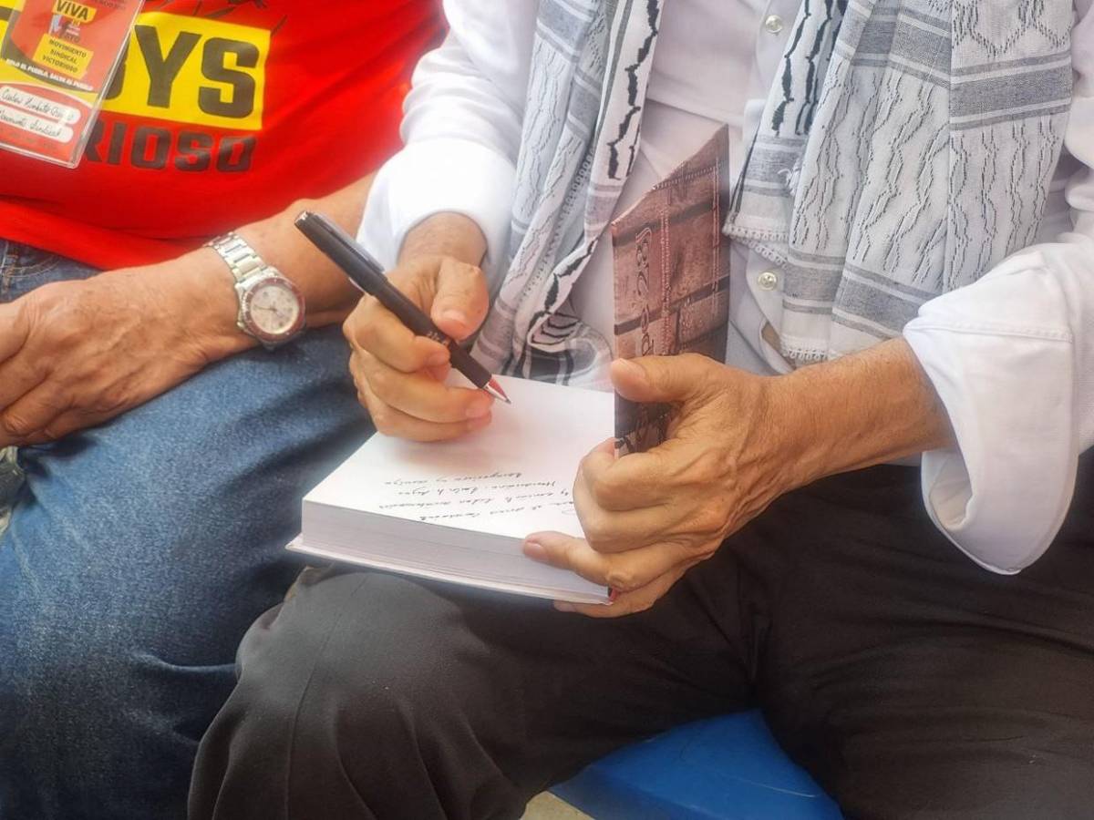 Mel Zelaya pasea su libro El Golpe 28-J durante marcha del Día del Trabajador