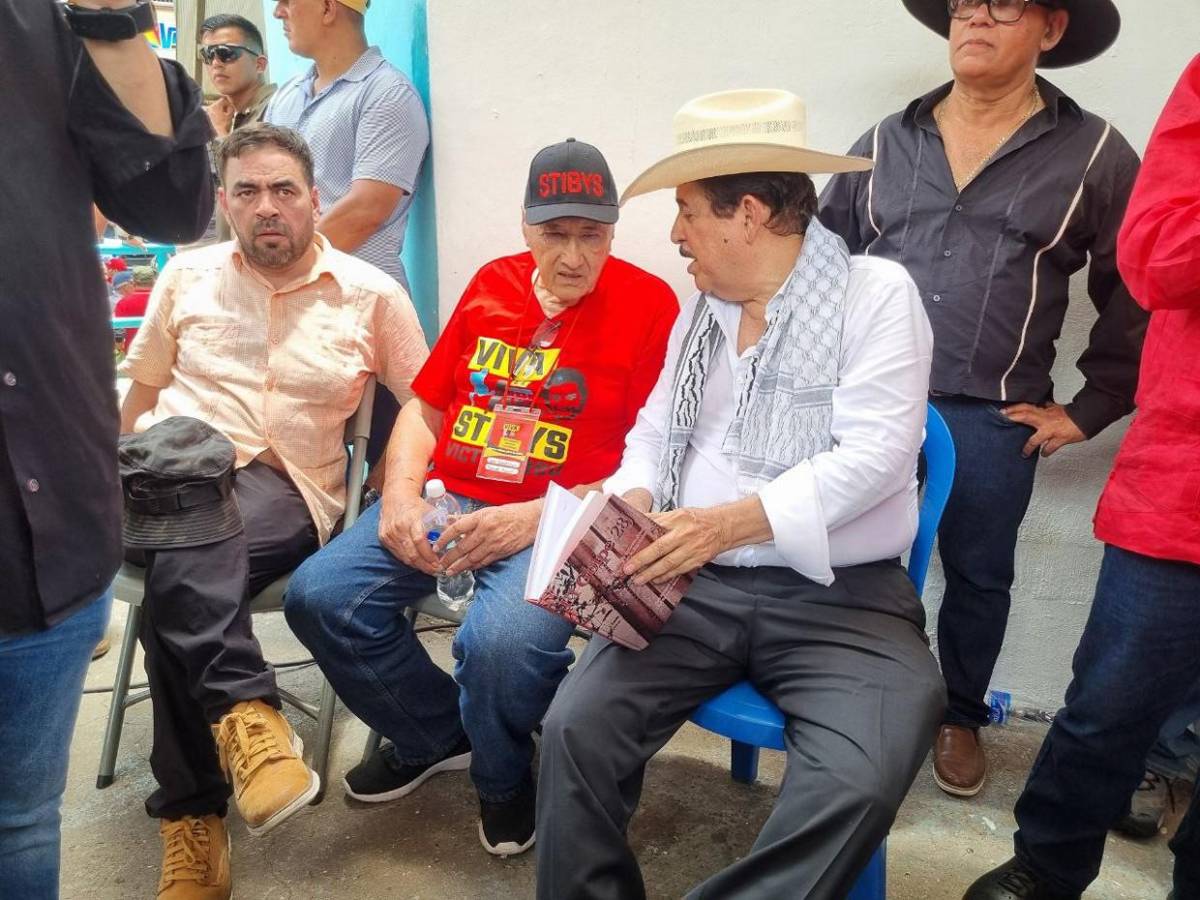 Mel Zelaya pasea su libro El Golpe 28-J durante marcha del Día del Trabajador