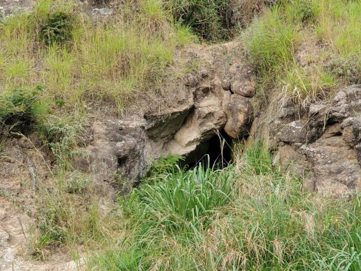 A simple vista la entrada a la cueva no evidencia el macabro lugar usado como cementerio clandestino.