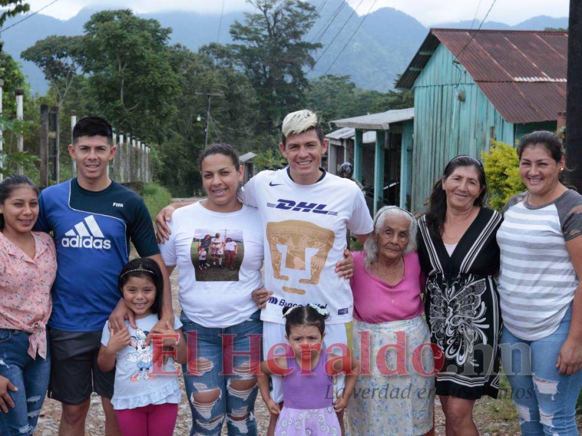 En la cuadra hay 11 casas donde vive toda su familia en Santa Elena