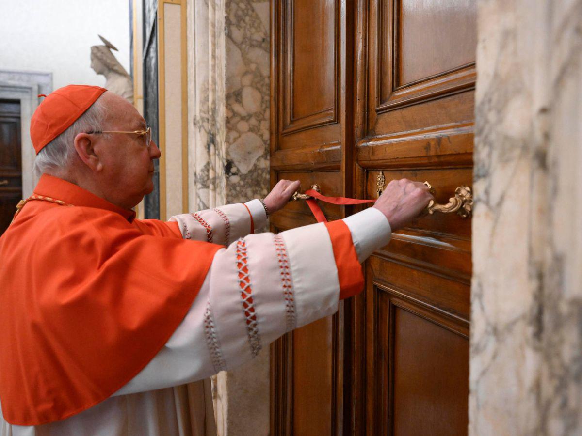 Sellan su habitación y destruyen su anillo: ¿Por qué los extraños protocolos al morir un papa? Sellan su habitación y destruyen su anillo: ¿Por qué los extraños protocolos al morir un papa?
