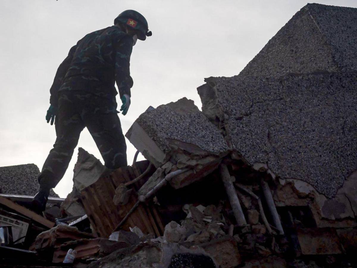 Dolorosas fotos: continúan los intentos de rescatar sobrevivientes tras terremotos en Venezuela