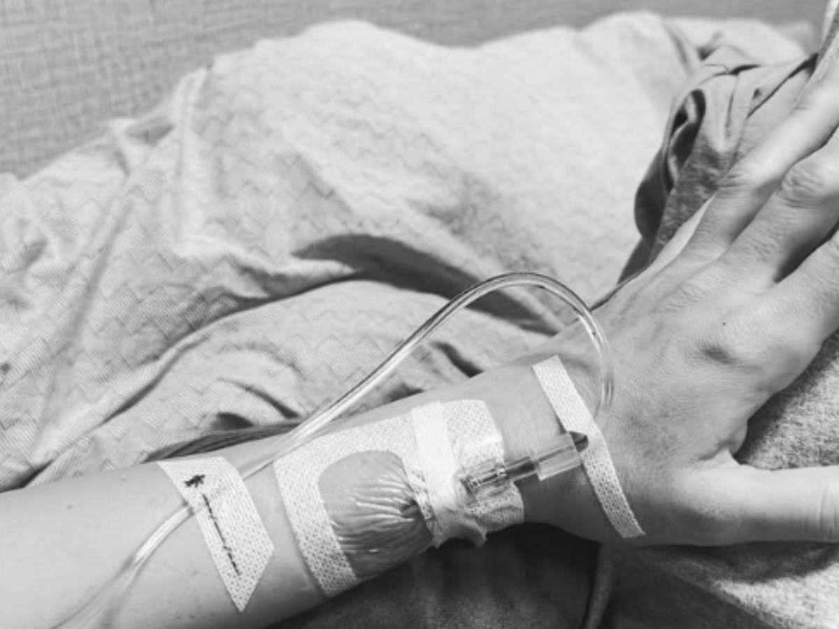 ¿Aislinn Derbez hospitalizada tras la muerte de su mamá? La foto que inquieta a sus fans