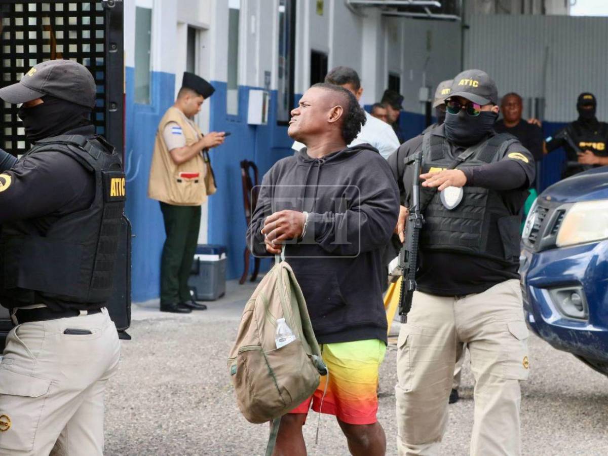 Así trasladaron a los cinco detenidos con 899 kilos de cocaína tras operación en Gracias a Dios