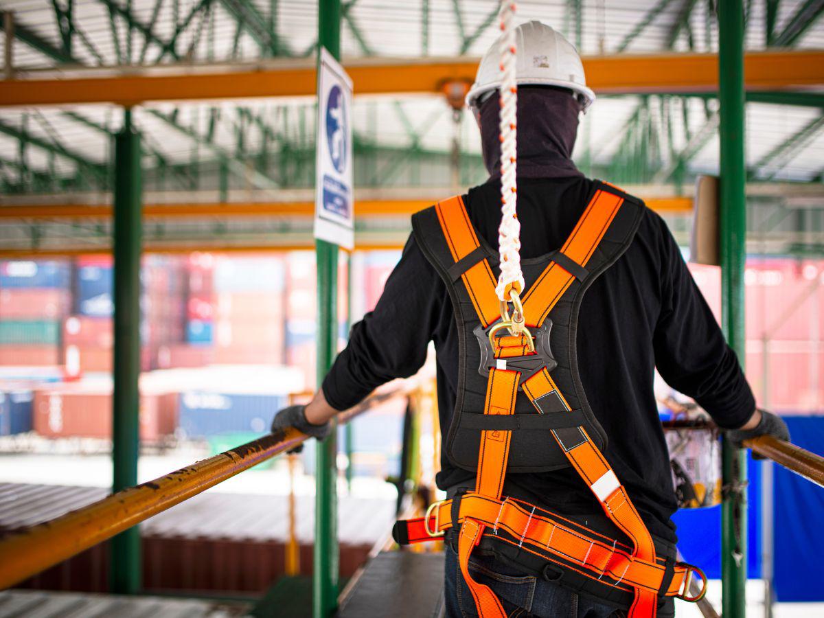 ¿Está autorizado el arnés en motociclistas y qué colores de chaleco reflectivo debes usar?