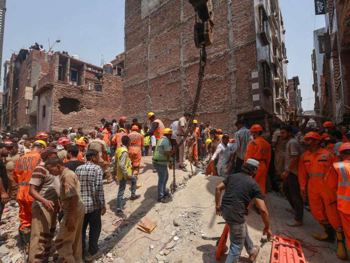 Búsqueda de cuerpos y daños estructurales: imágenes tras derrumbe en India