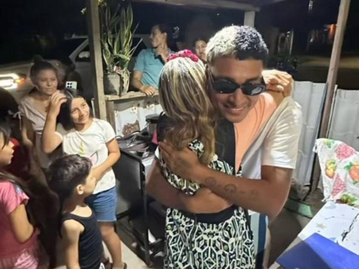 Supremo halla a abuela que vendía chicles en partido de tiktokers y se viralizó: ¿qué le regaló?