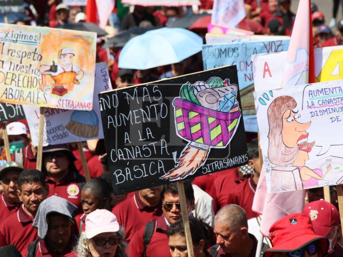 Pólvora, disfraces y pancartas marcan la marcha del 1 de mayo en la capital