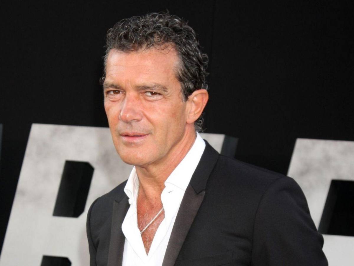 Antonio Banderas procesiona en Málaga y defiende la Semana Santa solidaria