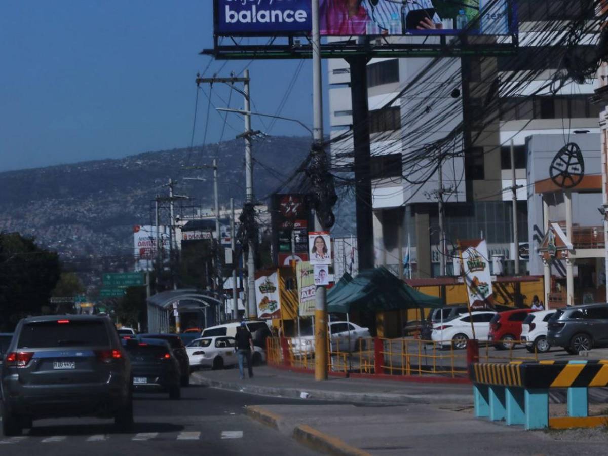 Postes del tendido eléctrico y puentes se convierten en vallas propagandistas