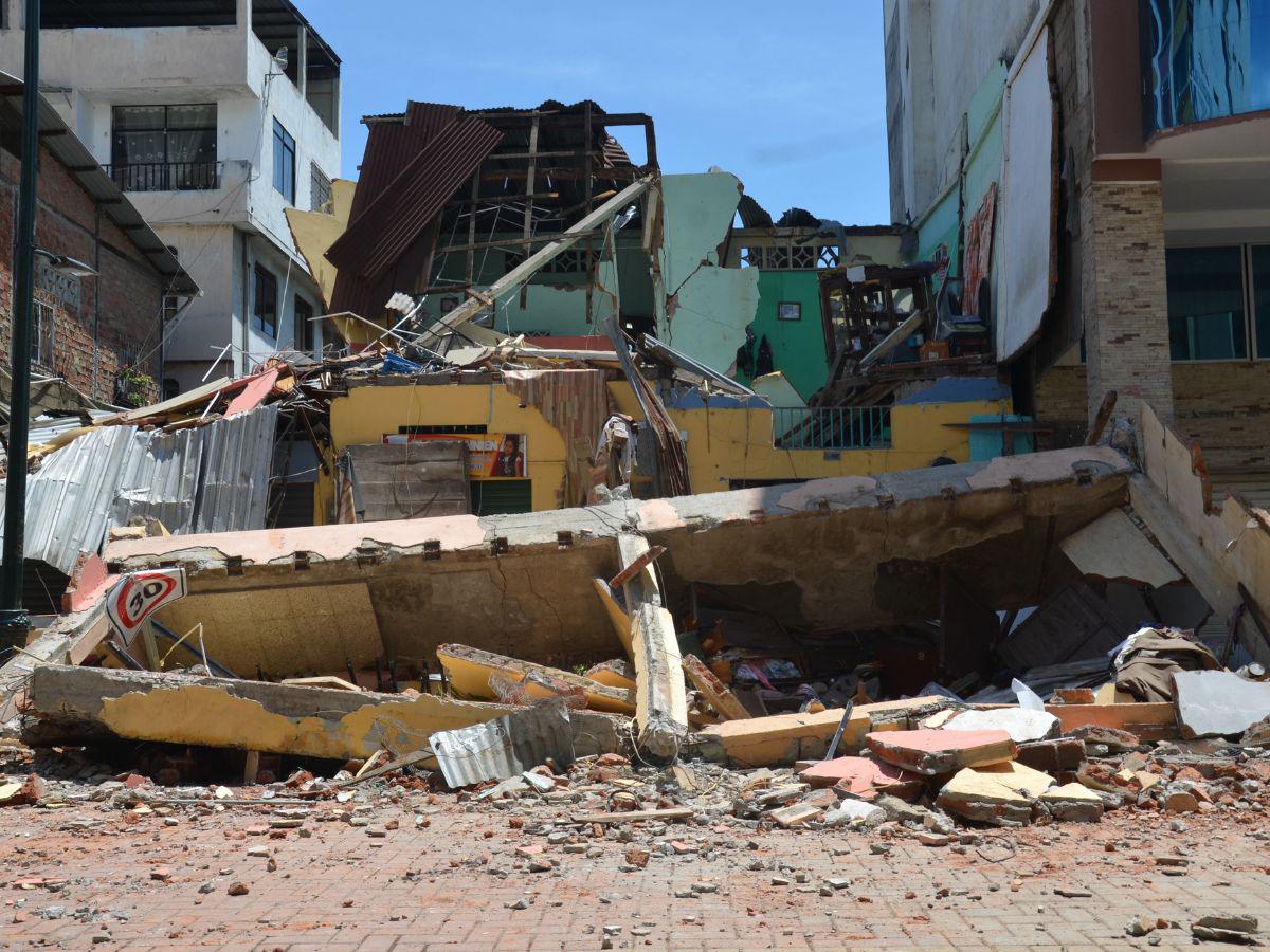 Captan en videos las “sacudidas” que dejó el sismo de 6,5 en Ecuador