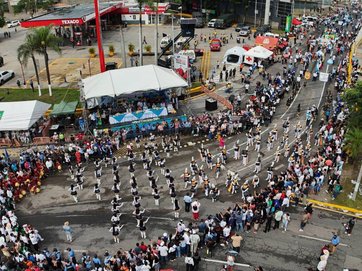 Multitudinarios desfiles se viven en San Pedro Sula