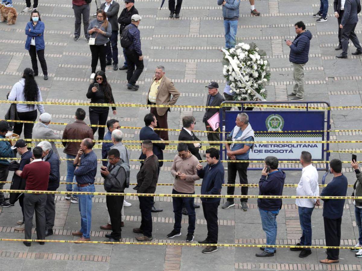 Decenas de personas dan el último adiós a Miguel Uribe Turbay